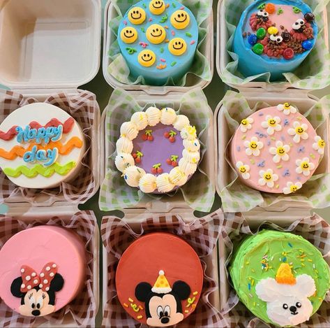 Mickey Mouse Bento Cake, Korean Bento Box Cake, Bento Box Cake With Cupcakes, Minimalist Lunchbox Cake, Korean Box Lunch Cake, Korean Lunchbox Cakes, Korean Cakes, Deserts Cupcakes, Bento Cakes