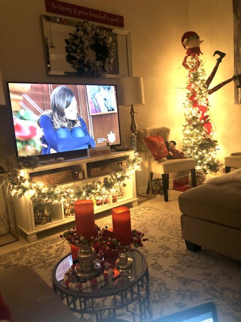 Garland Tv Stand, Christmas Decor Around Tv, Under Tv Christmas Decor, Decor Around Tv Stand, Tv Christmas Decor, Christmas Tv Stand, Xmas House, Tv Christmas, Decor Around Tv