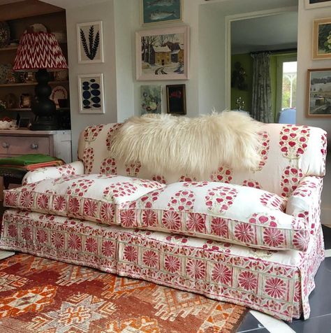 Designer Sarah Vanrenen on Eclectic Interiors :: Decor Inspiration | Cool Chic Style Fashion Sarah Vanrenen, Salons Cottage, Kitchen Sofa, Sofa Ideas, Barley Twist, Pink House, January 25, Design Del Prodotto, Old Kitchen