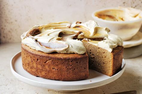 They say three's a crowd but not in this instance! The trifecta of flavours in this mud cake is second to none. Caramel Mud Cake, Mud Cake Recipes, Resipi Kek, Banana Cake Recipe, Caramel Frosting, Toffee Apple, Mud Cake, Salted Chocolate, Cake With Cream Cheese