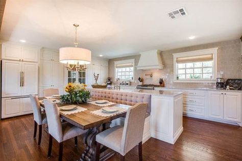 'Fixer Upper' Ranch House For Sale - Tour the 'Plain Gray' Ranch From 'Fixer Upper' Season 4 Joanna Gaines Dining Room, Booth Seating In Kitchen, Kitchen Island Dining Table, Fixer Upper Kitchen, Unique Kitchen Design, Fixer Upper House, Booth Seating, Kitchen Island With Seating, Island With Seating