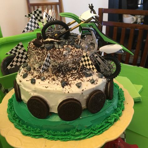 Motor Cross Birthday Cake, Motorcross Cake Ideas, Cowgirl Essentials, Motocross Cake, Dirt Bike Cake, Motorcycle Birthday Cakes, Karate Cake, Motorbike Cake, Motorcycle Cake