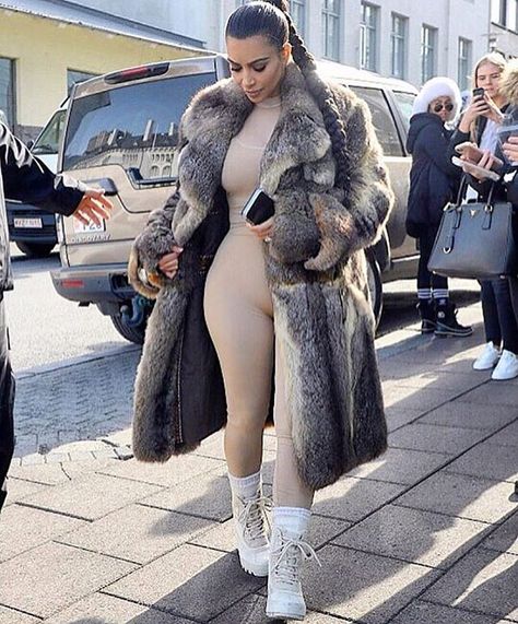 Kim Kardashian Fur Coat, Aspen Trip, Estilo Kim Kardashian, Estilo Kardashian, Fur Coat Outfit, Kim Kardashian Outfits, Kim K Style, Kardashian Outfit, Kim Kardashian Style