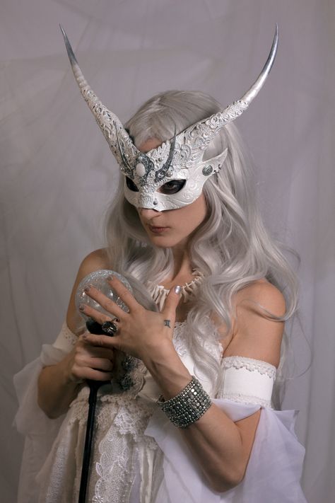 White witch costume (mask by Vincent Cantillon/ costume by Cliodnafae/ Wildflower cosplay)  Art/costume page:https://www.facebook.com/MajesticThorns?ref=hl  #costume #cosplay #whitewitch #vincentcantillon #wildflower cosplay # mask #gothic #winter witch #fashion Snow Witch Costume, Winter Witch Costume, Winter Witch Fashion, White Witch Costume, Mask Gothic, Gothic Winter, Winter Witch, Cosplay Art, Cosplay Mask