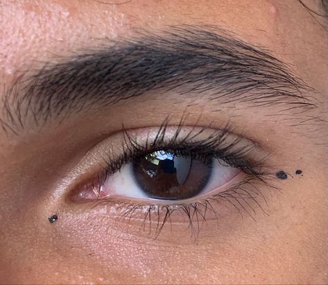 Eyeliner Dots Makeup, Male Makeup Aesthetic, Cute Eyeliner Ideas, Hippie Makeup Looks, Dot Eyeliner, Eyeliner Art, Eye Dots, Point Eyeliner, Dot Makeup