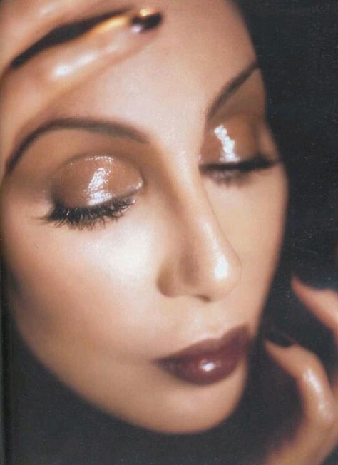 Cher-makeup by Kevyn Aucoin Kevyn Aucoin Making Faces, Cher Makeup, Look Disco, 90s Makeup Look, Cher Photos, Glossy Lids, 70s Makeup, 70s Glam, 90s Makeup