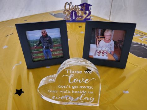 Graduation Party Ideas For Lost Loved Ones, Graduation Remembrance Ideas, Memorial Table At Graduation Party, Graduation Memorial Ideas, High School Graduation Party Ideas Decoration Memory Table, Graduation Memory Table, Grad 2023, Grad Diy, Graduate Party