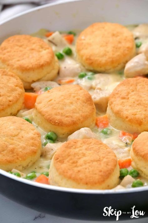 baked biscuits topping the chicken pot pie filling in a skillet Chicken Pot Pie Recipe With Biscuits, Chicken Pot Pie With Biscuits, Creamy Chicken Dinner, Pot Pie With Biscuits, Baked Biscuits, Chicken Pot Pie Filling, Pot Pie Filling, Creamed Onions, Chicken Chunks