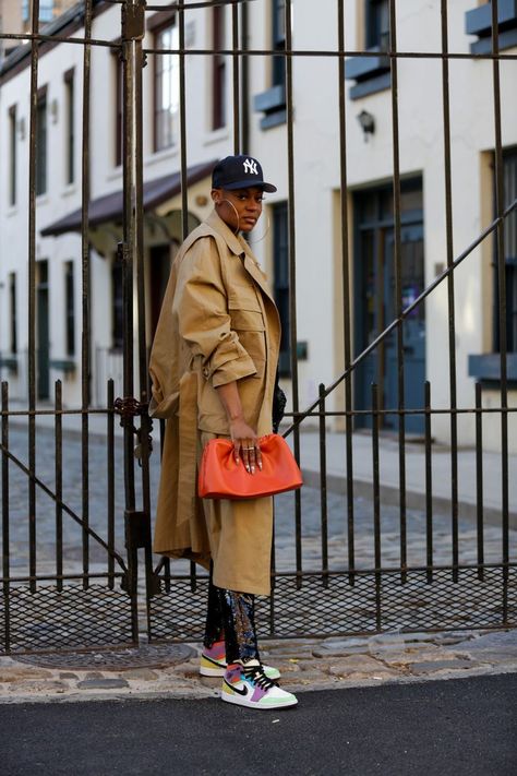 Yankee Fitted Outfit Style, Oversized Trench Coat Outfits, Nyc Culture, Simple Winter Fashion, Edgy Casual Style, Sequins Pants, Easy Fall Style, Ny Cap, Yankee Fitted