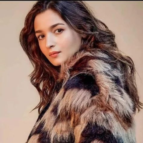 Bollywood Female Actors, Alia Bhatt Photoshoot, Photography Poses Women, Instagram Pics, Actress Pics, Almost Perfect, Alia Bhatt, Beautiful Smile Women, Photoshoot Poses