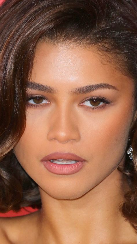 Zendaya Makeup Looks Red Carpets, Zendaya Brows, Zendaya Eyebrows, Deep Autumn Makeup, Zendaya Photoshoot, Zendaya Makeup, Latte Makeup, Straight Brows, Autumn Makeup