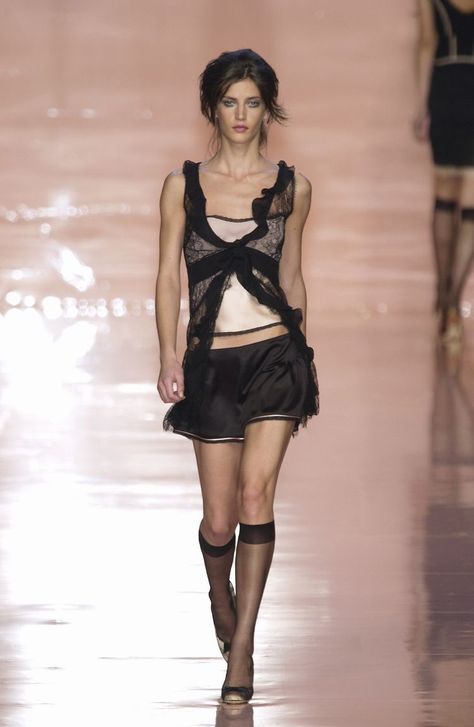 2004 Runway, High Fashion Runway, Runway Fashion Couture, Runway Outfits, Runway Pictures, 여자 패션, Runway Models, Milan Fashion, Fashion Week Spring