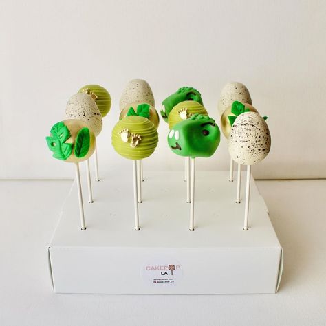 Dinosaur Theme Cake Pops, Hatching Soon Cake, Ready To Hatch Baby Shower Ideas, Hatching Soon Baby Shower Theme, Hatching Soon Dinosaur Baby Shower Ideas, Hatching Soon Baby Shower Ideas, Baby Shower Cakepops, Karina Baby, Dino Cakes