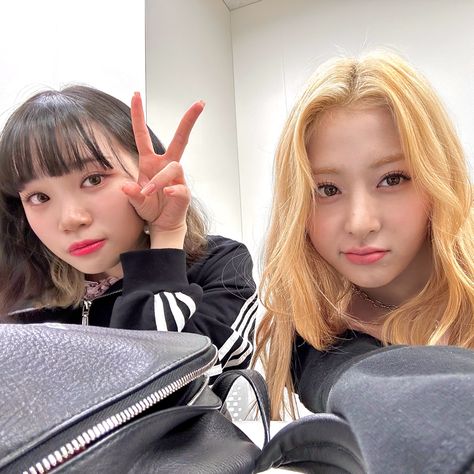 #chaewon #yunjin Hyunjin And Chaewon, Yunjin And Chaewon, Chaewon And Yunjin, Gf And Bf, Hyunjin Loona, Lee Sserafim, You're So Pretty, Huh Yunjin, Always Forever