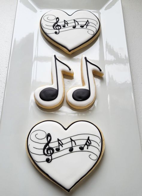 Music Note Royal Icing Cookies, Note Cookies, Band Cookies Decorated, Music Themed Cookies Decorated, Music Note Cookies Decorated, Piano Dessert, Violin Cookies, Music Decorated Cookies, Music Themed Cookies