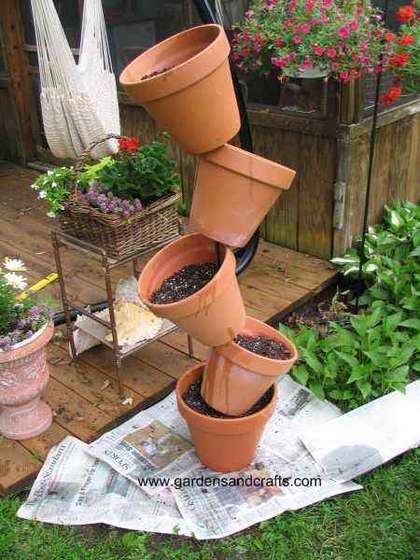 Tipsy Plant Tower. I've been thinking about making one of these since I saw them a number of years ago. Flower Pot Tower, Stacked Flower Pots, Plant Tower, Stacked Pots, Clay Pot Projects, Jardim Diy, Patio Flowers, Terra Cotta Pot Crafts, Flower Tower