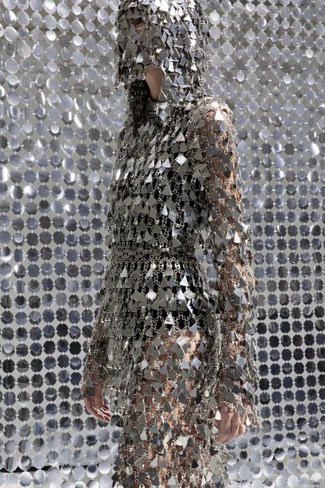 Paco Rabanne 60s Space Age, Chainmail Clothing, Haute Couture Details, Metal Dress, Metal Core, Monochrome Fashion, Futuristic Fashion, Couture Details, Fashion Runway