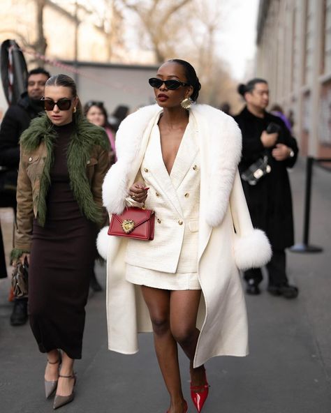 Alicia Mbuaya Mukuna (@alicia_krakowska_hadid) • Instagram photos and videos 2024 Street Style, Luxury Lifestyle Fashion, Luxury Lifestyle Women, Queen Fashion, Winter Fashion Outfits, Elegant Outfit, Outfit Details, Milan Fashion Week, Fashion Fashion