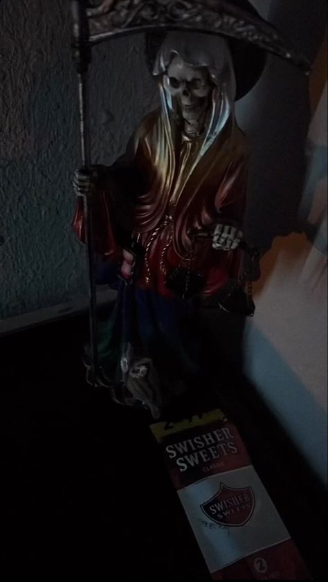 Santa Muerte Prayer, Arte Alien, 18th Century Fashion, Cute Poses For Pictures, Ideas For Instagram Photos, Red Wallpaper, Cute Poses, Poses For Pictures, Photo Dump