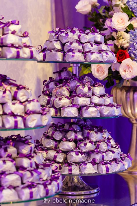 Wedding Chocolate Decoration, Rapunzel Wedding Theme, Wedding Color Schemes Purple, Rapunzel Wedding, Rapunzel Birthday Party, Dream Marriage, Floating Candle Centerpieces, Birthday Party Theme Decorations, Purple Party