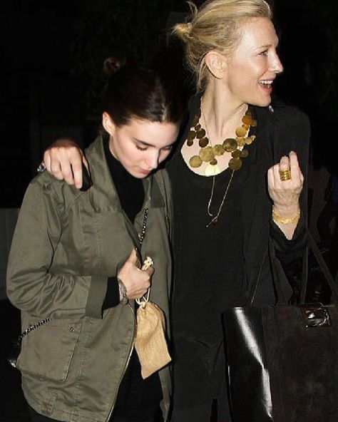 Cate Blanchett and Rooney Mara date night!💋 Cat Blanchett, Carol Film, Rooney Mara Carol, Cate Blanchett Rooney Mara, Cate Blanchett Carol, Catherine Élise Blanchett, Rooney Mara, Sandra Bullock, Cate Blanchett