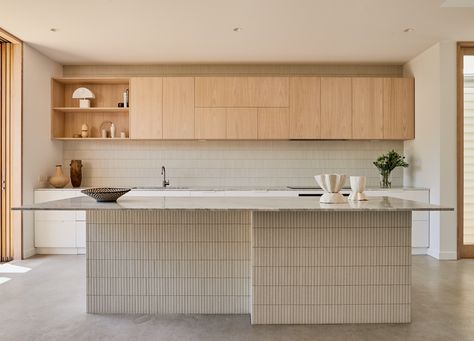 Unlocking Architectural Moments in Small Spaces Mosaic Tile Kitchen, Island Counter, Ensuite Bedroom, Est Living, Front Rooms, Integrated Appliances, 아파트 인테리어, Funchal, Local Design