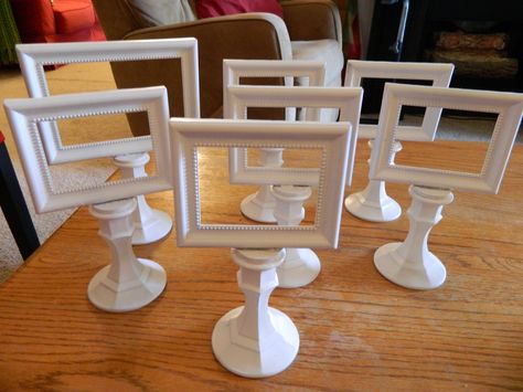 DIY Table Signs. Small frames mounted on short candlesticks, all painted white. Craft Table Diy, Small Frames, Craft Fairs Booth, Craft Fair Displays, Dekor Diy, Diy Event, Craft Display, Craft Show Displays, Craft Booth