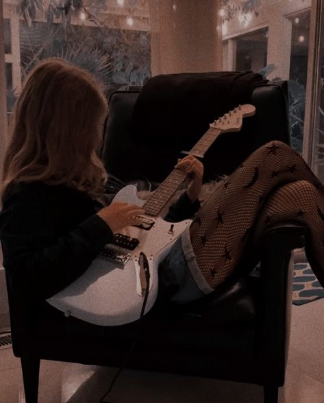 Woman Playing Electric Guitar, Female Electric Guitarist, Singer Songwriter Photoshoot, Girl Singing Aesthetic, Electric Guitar Photoshoot, Zoe Core Aesthetic, Music Aethstetic, Blondie Aesthetics, E Guitar Aesthetic