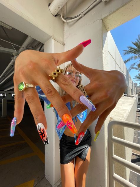 giant hand perspective photo Colorful Nail, Nail Pictures, 사진 촬영 포즈, Photographie Inspo, Nail Photos, Festival Nails, Instagram Nails, Nagel Inspo, Rainbow Nails