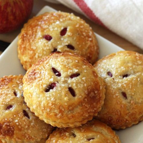 No slicing necessary with these individual cranberry apple hand pies. Mini Thanksgiving Desserts, Apple Cranberry Pie, Recipe Thanksgiving, Cranberry Pie, Hand Pie Recipes, Apple Hand Pies, Cranberry Apple, Hand Pie, Apple Pies