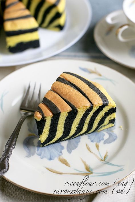 Zebra Ogura cake recipe (with video) - Rice 'n Flour Activated Charcoal Recipes, Ogura Cake, Jungle Cakes, Dessert Gourmet, Kek Lapis, Savory Waffles, Cotton Cake, Waffle Sandwich, Zebra Cake