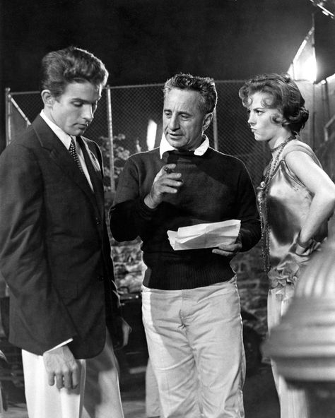 Vintage Movie Club ™️ on Instagram: “Warren Beatty, Elia Kazan and Natalie Wood on the set of Splendor in the grass, 1961 #splendorinthegrass #warrenbeatty #nataliewood…” Splendor In The Grass, Elia Kazan, Tv Production, Warren Beatty, Splendour In The Grass, Movie Club, Movie Directors, Actor Studio, Natalie Wood