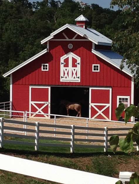 Equestrian Barns, Small Barns, Goat Barn, American Barn, Barn Pictures, Barn Shop, Barn Living, Country Barns, Pole Barns