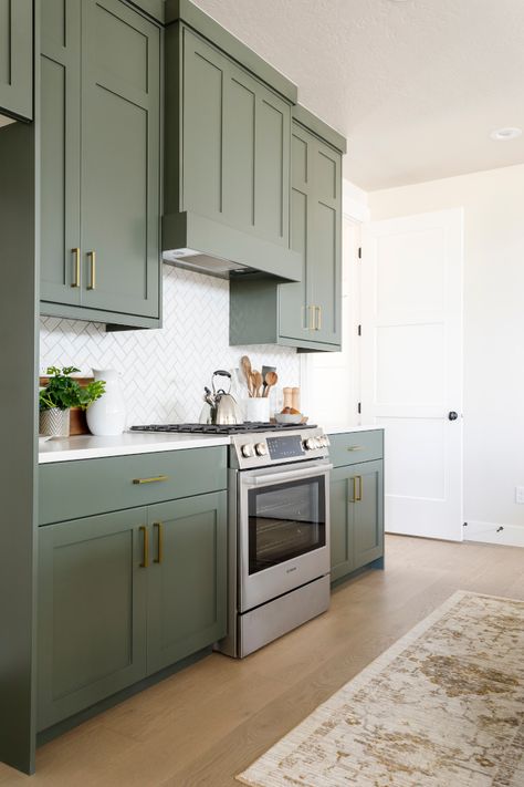 Sherwin-Williams-Pewter-Green Green Shaker Cabinets, White Herringbone Backsplash, Olive Green Kitchen, Sage Green Kitchen, White Tile Backsplash, Painted Kitchen Cabinets Colors, Green Kitchen Cabinets, Popular Kitchens, Green Cabinets