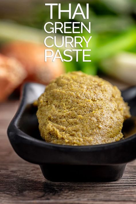 Green Curry Paste Recipe, Curry Paste Recipe, Thai Green Chicken Curry, Massaman Curry Paste, Green Curry Recipes, Thai Green Curry Paste, Thai Curry Paste, Homemade Curry, Thai Green Curry