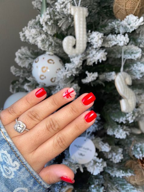 Christmas Nails 2023 Dip, Winter Nail Ideas Dip Powder, Short Dip Christmas Nails, Christmas Nails Acrylic Round, Red Holiday Nails Short, December Dip Nails Christmas, Dip Powder Nails Christmas 2023, Holiday Nails Dip Powder Red, Rounded Christmas Nails