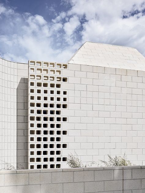 White Breeze Block Wall, Masonry Blocks, Breeze Block Wall, Detail Arsitektur, Concrete Block Walls, Breeze Blocks, Desain Lanskap, Block Wall, Architect House