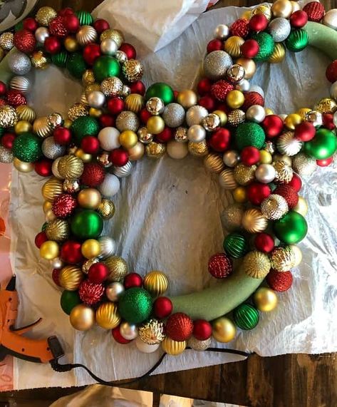 Mickey Ornament Wreath, Lego Wreath Diy, How To Make Mickey Mouse Ornaments, Disney Christmas Wreath Diy, Diy Mickey Ornaments, Mickey Wreath Diy, Disney Wreath Diy, Disney Christmas Tree Ideas, Mickey Mouse Christmas Decorations