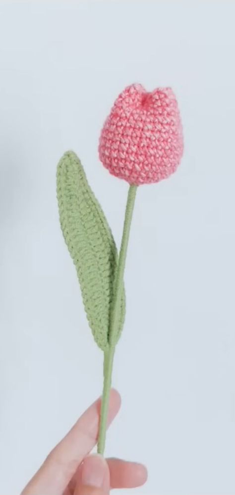 Crochet Tulips Pattern Free, Tulip Crochet Pattern, Tulip Tutorial, Springtime Crafts, Felt Flowers Patterns, Crochet Tulip, Diy Spring Crafts, Crochet Beginner, Crochet Beautiful