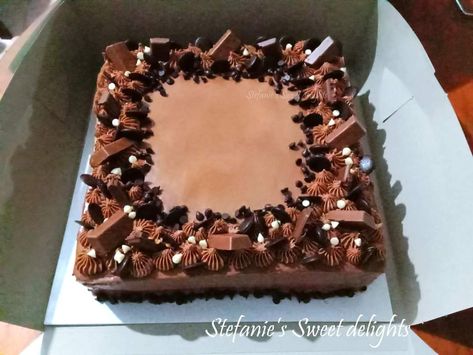 Chocolate Square Cake Decorating Ideas, Rectangle Chocolate Cake Decoration, Chocolate Sheet Cake Decoration, Square Chocolate Cake, Icing Cake Design, Chocolate Traybake, Chocolate Cake Icing, Square Cake Design, Decorated Brownies