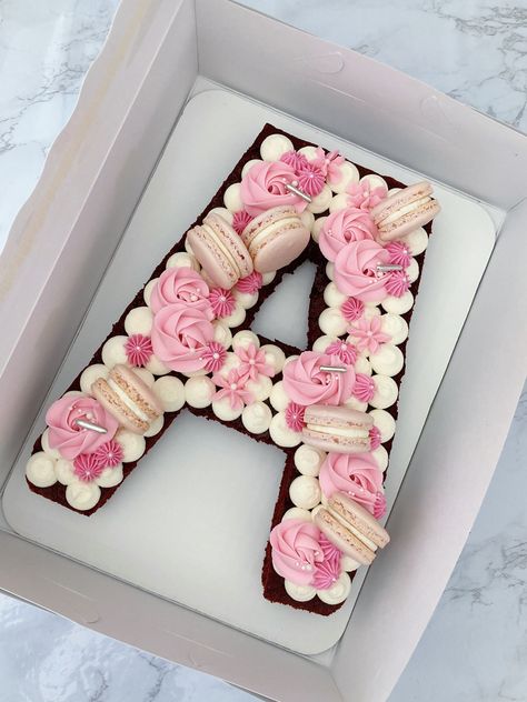 Letter A Cake, Macaron Decoration, Cake With Macarons, Letter Cakes, Alphabet Cake, Decorating Frosting, Cake Lettering, Letter Cake, Monogram Cake