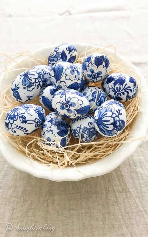 BEAUTIFUL Delft Blue Easter Egg made from tissue paper. Learn how to make your own. Easter Egg Decoupage, Decoupage Easter Eggs, Shaving Cream Easter Eggs, Diy Easter Eggs, Making Easter Eggs, Easter Napkins, Hanging Craft, Easter Egg Dye, Easter Egg Designs