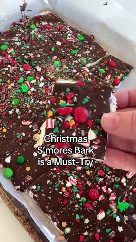 I could eat the entire tray of this amazing Christmas bark! 🎁🎄🎅🏻 Y... | christmas bark | TikTok Chocolate Christmas Candy, Christmas Cookie Exchange Recipes, Chocolate Smores, Christmas Bark, Easy Candy Recipes, Christmas Recipes Easy, Christmas Baking Recipes, Homemade Food Gifts, Summer Baking