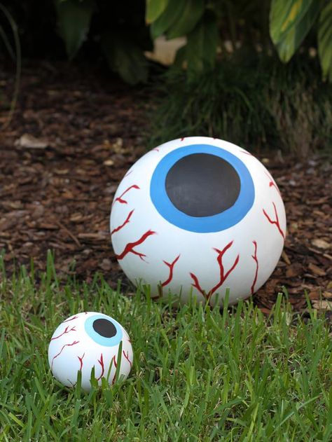 DIYNetwork.com has instructions on how to make giant bloodshot eyeballs for outdoor Halloween decorating. Easy Outdoor Halloween Decorations, Diy Halloween Dekoration, Scary Halloween Decorations Diy, Halloween Diy Outdoor, Halloween Front Doors, Casa Halloween, Homemade Halloween Decorations, Pumpkin Painting Ideas, Halloween Decorations Diy Outdoor