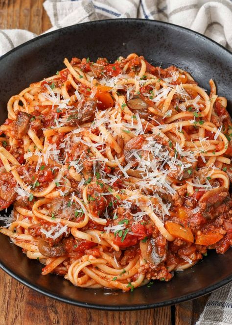 Mushroom Spaghetti Sauce - Vegetable Recipes Spaghetti With Mushrooms Recipes, Spaghetti Mushroom Recipe, Spaghetti Meatballs Sauce, Spaghetti Sauce With Mushrooms, Spaghetti Vegetables, Spaghetti With Mushrooms, Mushroom Spaghetti Sauce, Italian Sausage Spaghetti, Mushroom Spaghetti