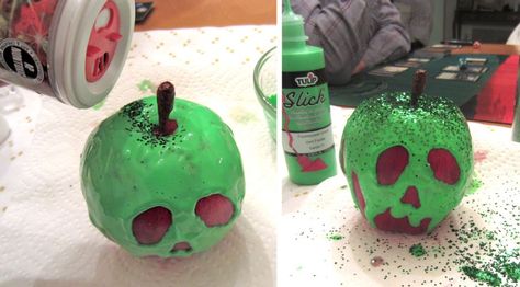 Poisoned Apple Halloween Decoration Disney Deserts, Snow White Witch, Snow White Poison Apple, Halloween Cupcakes Decoration, Fun Diy Halloween Decorations, Snow White Apple, Disney Dishes, Poisoned Apple, Monster Decorations