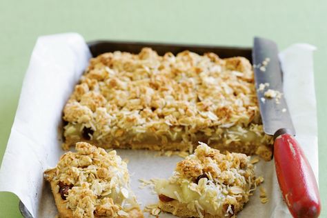 These simple apple crumble slices are absolutely delicious, and make great lunchbox treats. Vanilla Slice Recipe, Healthy Apple Desserts, Chocolate Caramel Slice, Slice Recipes, Healthy Apple Crumble, Apple Crumble Recipe, Slice Recipe, Chocolate Slice, Caramel Slice