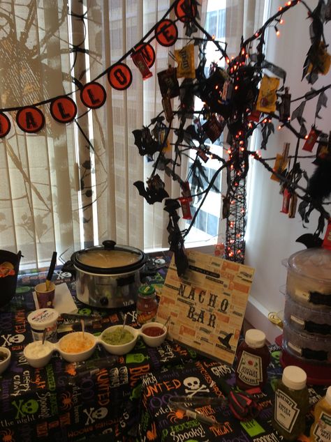 Halloween Nacho Bar Nacho Bar Halloween Party, Halloween Nacho Bar Ideas, Halloween Nacho Bar, Halloween Taco Bar, Halloween Nachos, Nacho Bar Ideas, Nacho Bar Party, Taco Bar Wedding, Halloween Party Bar