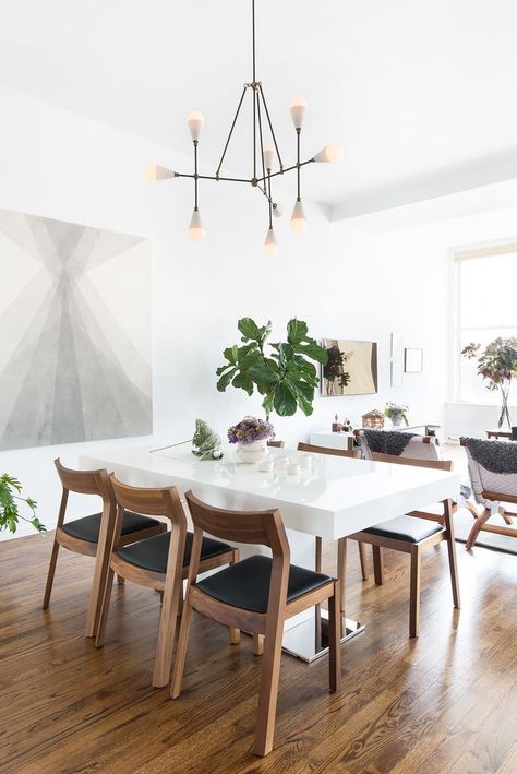 Inside a Bright and Edited New York Apartment via @MyDomaine Interior Design Minimalist, Dining Room Design Modern, Set Meja Makan, Minimalist Dining Room, Decor Ikea, Dining Room Table Decor, Dining Room Inspiration, Contemporary Home Decor, Decor Minimalist