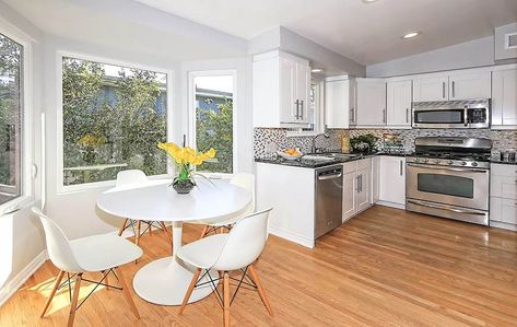 Kitchen dining nook with large bay windows Kitchen Nook Ideas Small Bay Window, Large Kitchen Windows, Bay Window In Kitchen, Kitchen Bay Window Ideas, Curtain Bay Window, Window In Kitchen, Small Bay Window, Garage Adu, Bay Window Decor